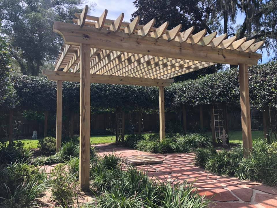 Salt-air rated aluminum pergola installed by Jacksonville Pergola Builders Co. in Northeast Florida